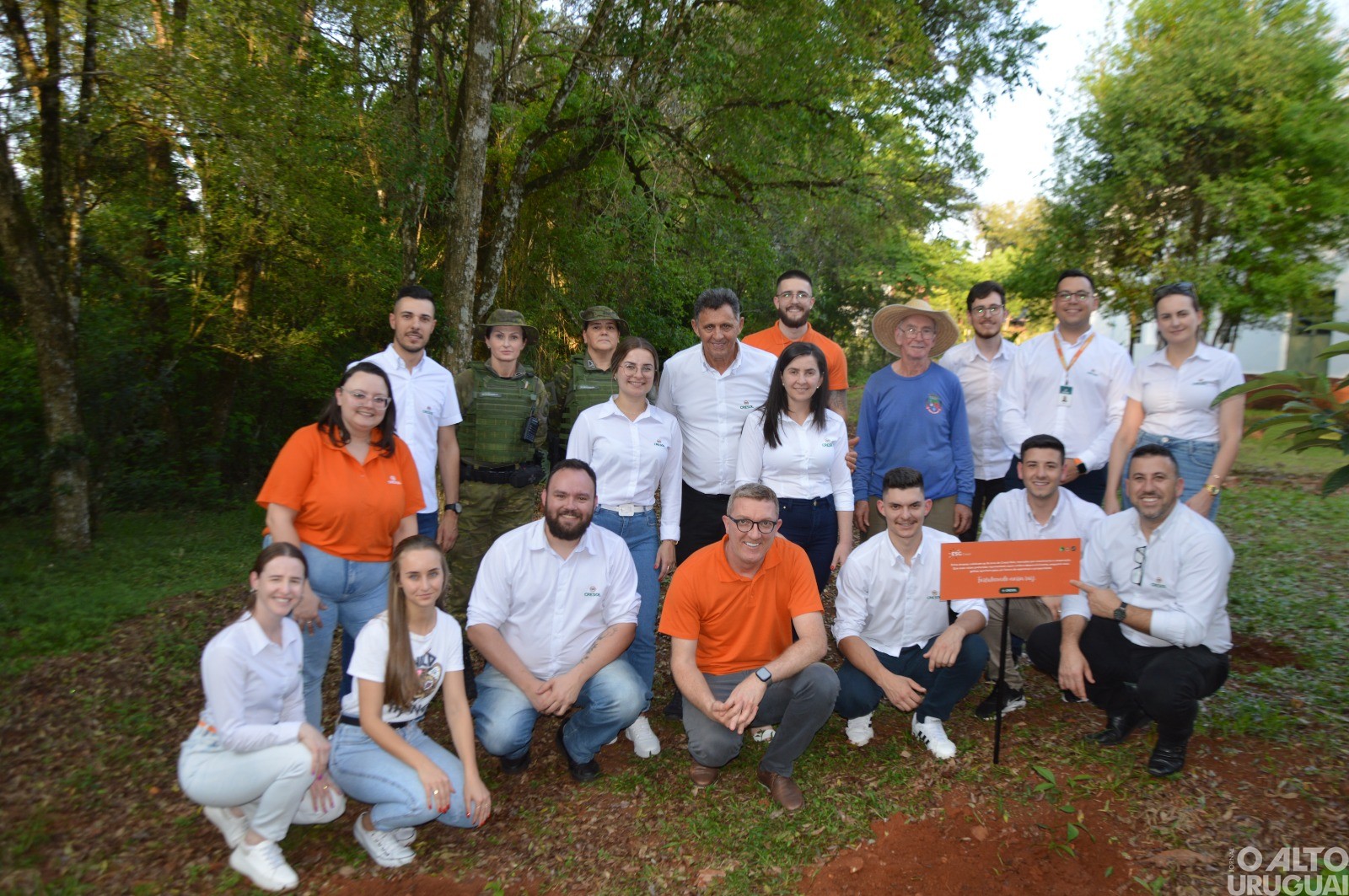 Cresol Raiz realiza ação simbólica com plantio de árvores em FW