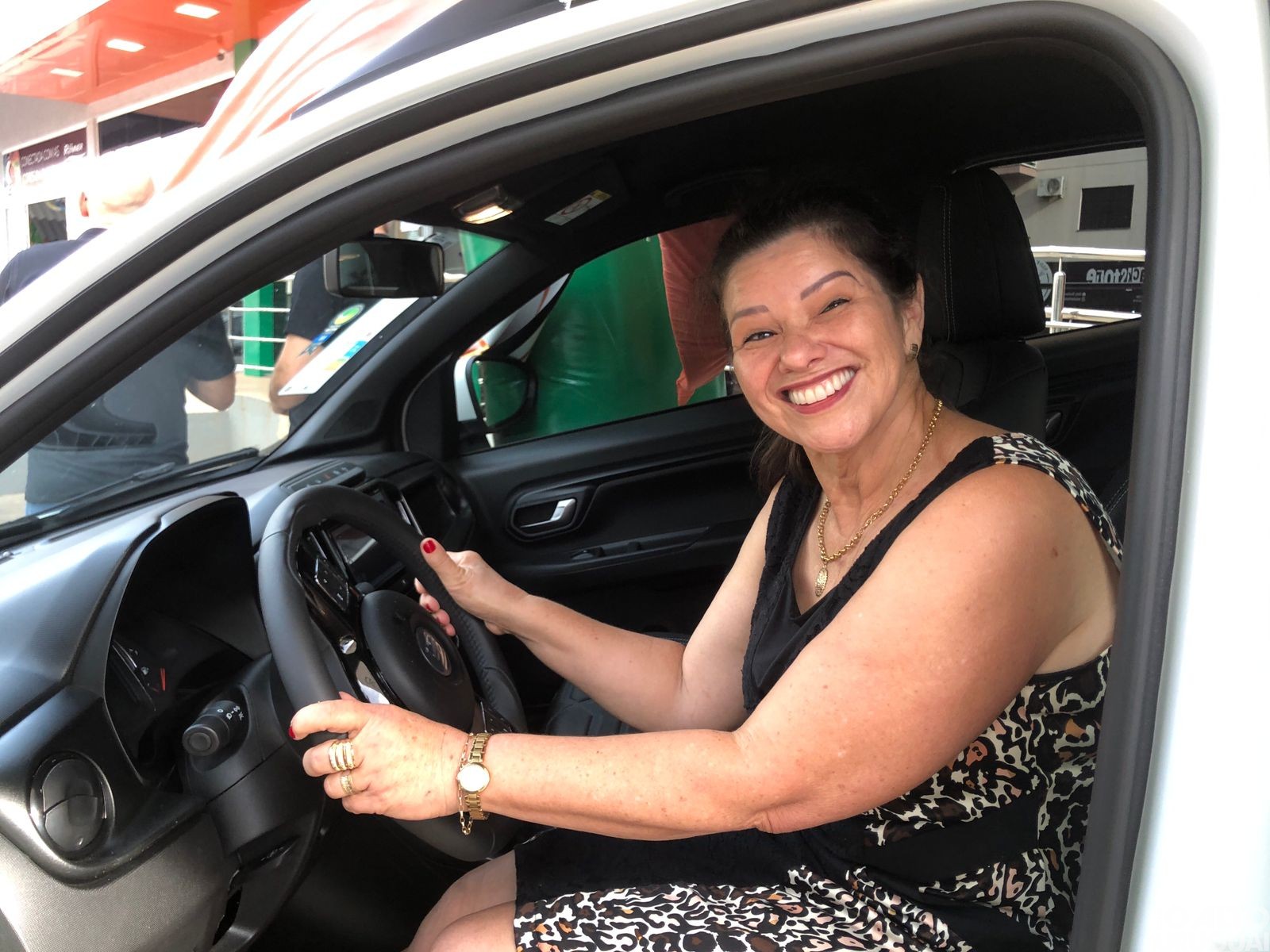 Cresol Raiz entrega veículo para associada de Palmitinho