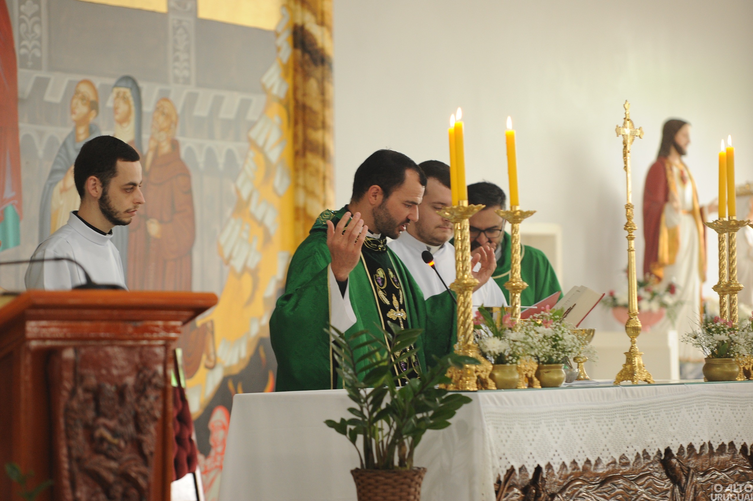 Fiéis participam da primeira missa de Gustavo Balestrin em FW