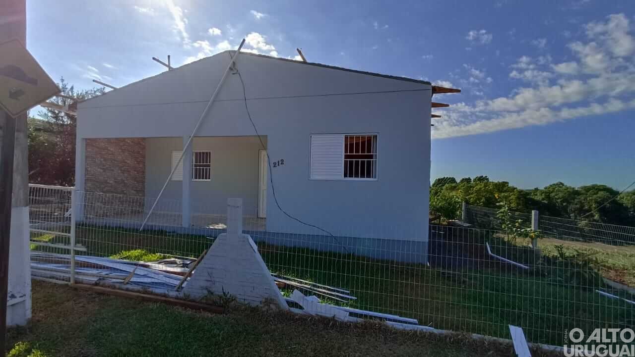 Ventos fortes causam estragos na região