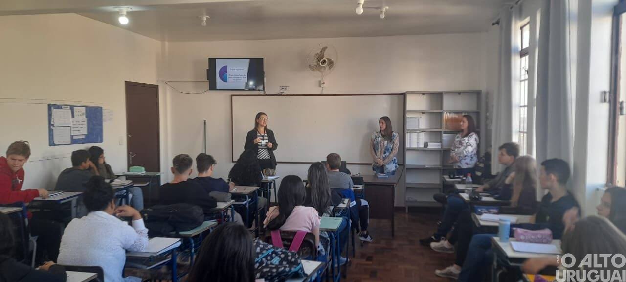 AEFW realiza palestras em escolas da região para público jovem