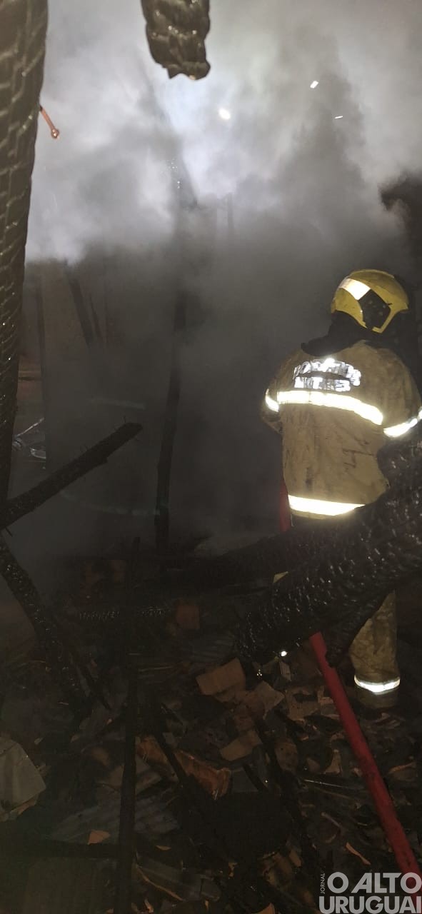 Incêndio destrói prédio de antigo bar e restaurante em Palmeira das Missões