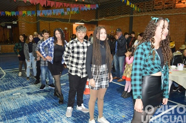Festa Junina da Escola Irmã Odila Lehnen reúne comunidade em noite de alegria e tradição