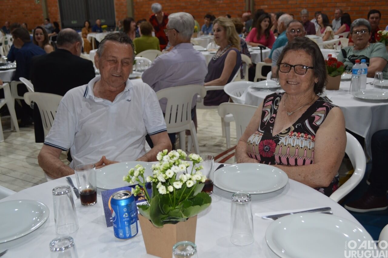 Jantar marca 40 anos da Apae-FW