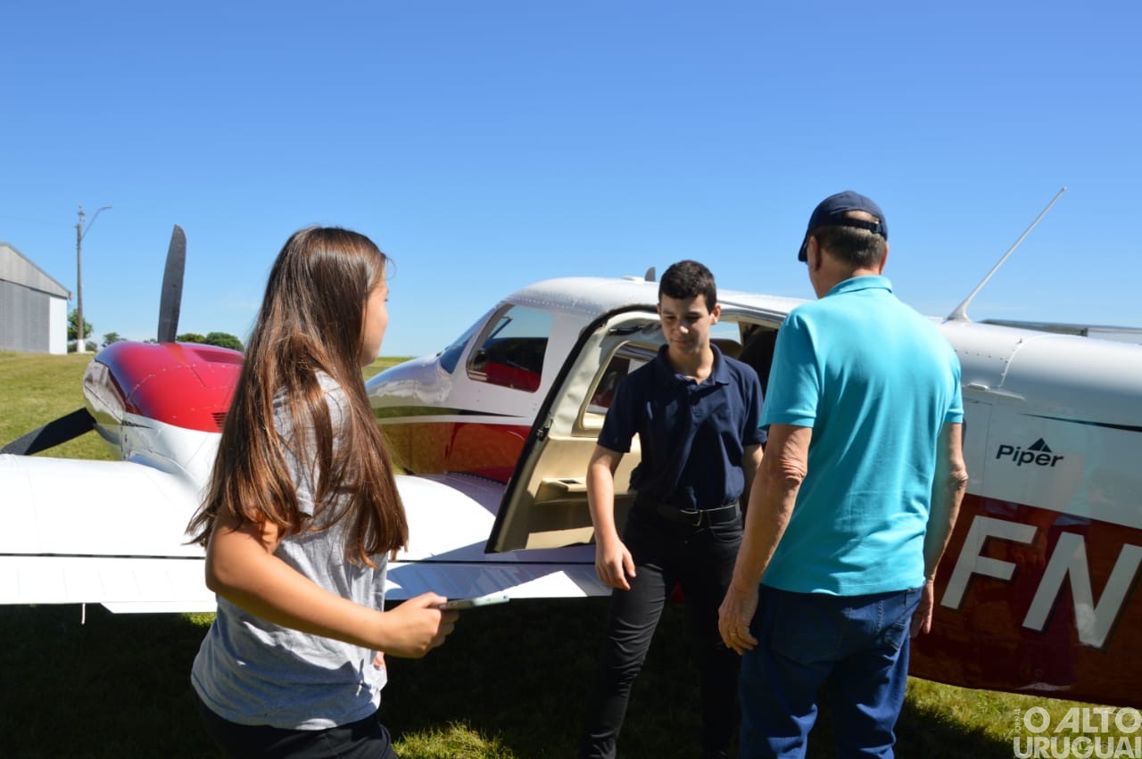 Integrantes do Aeroclube de FW realizam ação de Natal com voos panorâmicos