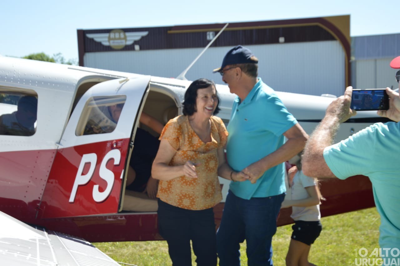 Integrantes do Aeroclube de FW realizam ação de Natal com voos panorâmicos