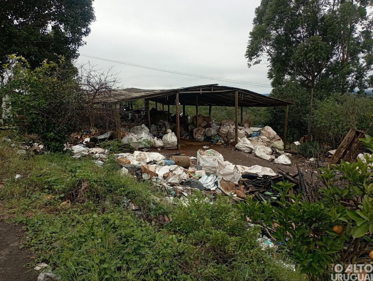 BM flagra depósito ilegal de resíduos sólidos urbanos em Alpestre