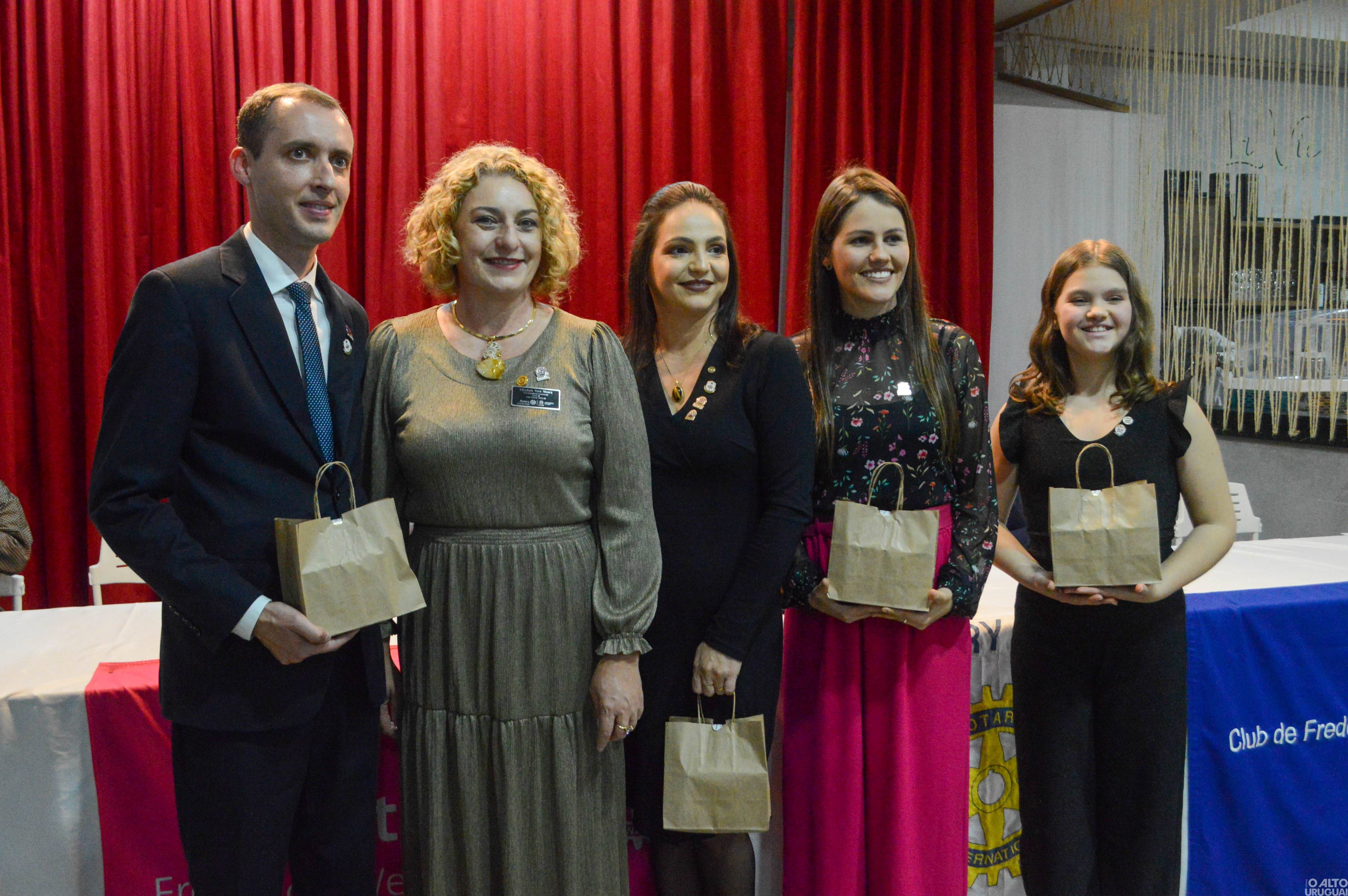 Novas diretorias dos Rotarys tomam posse em FW