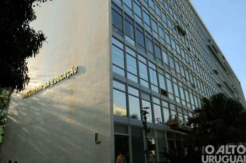 MEC abre vagas em cursos para professores de alfabetização