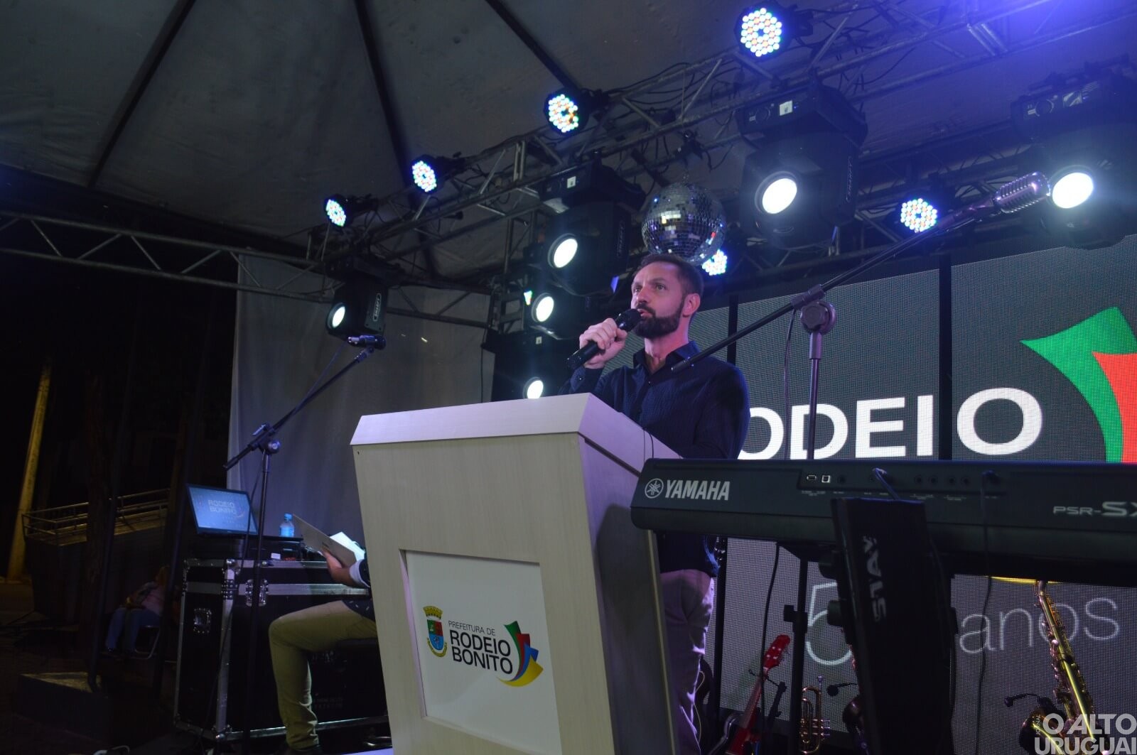 Rodeio Bonito: corte de bolo de 100 kg marca aniversário do município