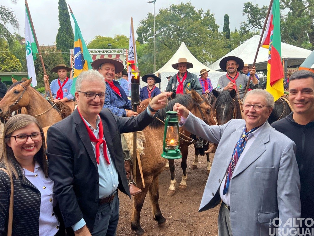 Chama do Carijo é conduzida em cavalgada com saída do aeroporto de Palmeira das Missões