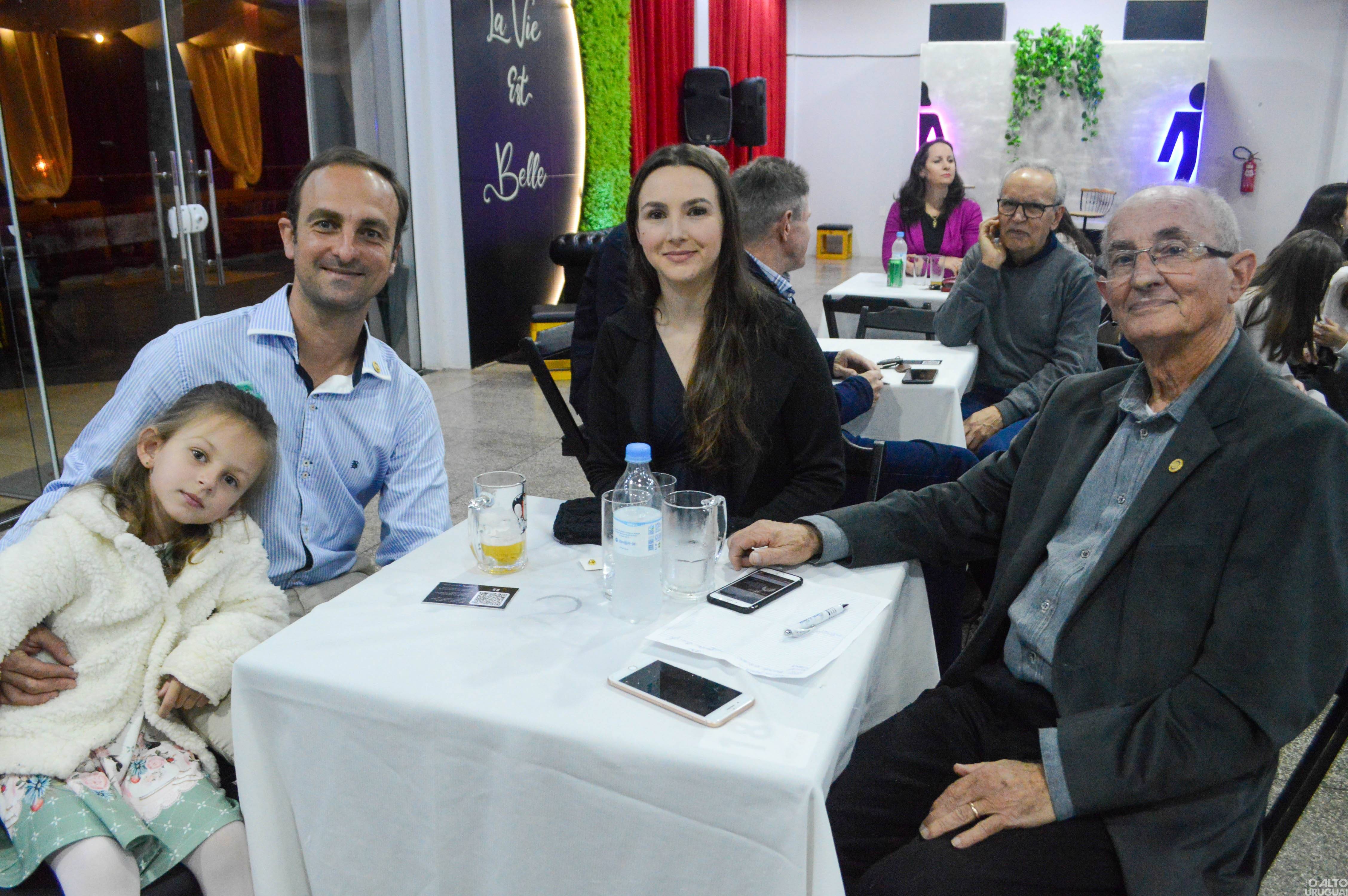 Novas diretorias dos Rotarys tomam posse em FW