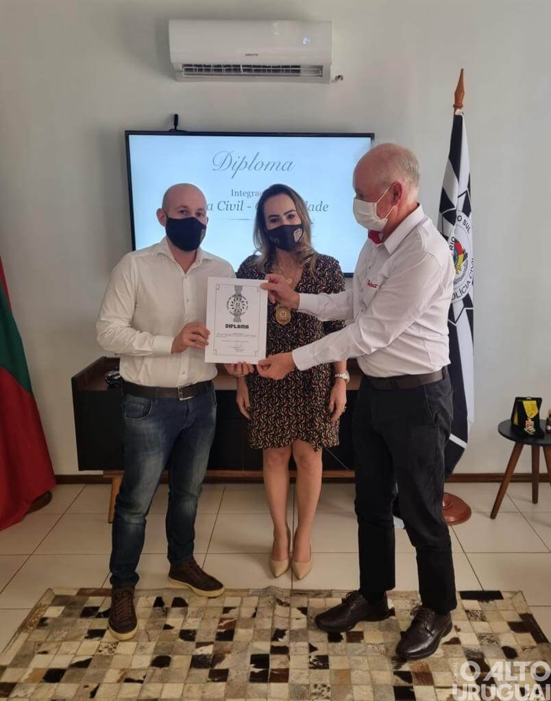 Presidente do Grupo Creluz recebe reconhecimentos da Polícia Civil