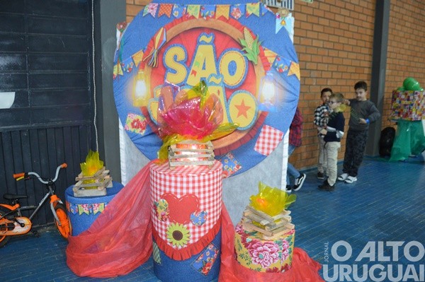 Festa Junina da Escola Irmã Odila Lehnen reúne comunidade em noite de alegria e tradição