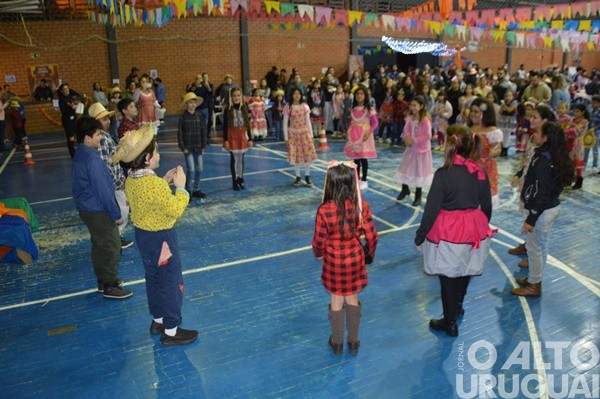Festa Junina da Escola Irmã Odila Lehnen reúne comunidade em noite de alegria e tradição