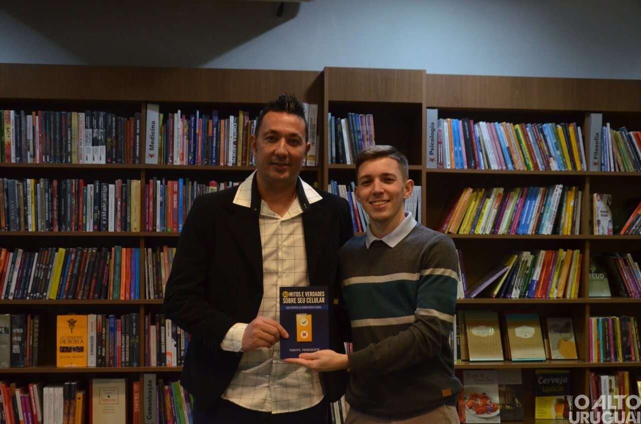 Professor Roberto Franciscatto lança livro pela Vitrola Editora