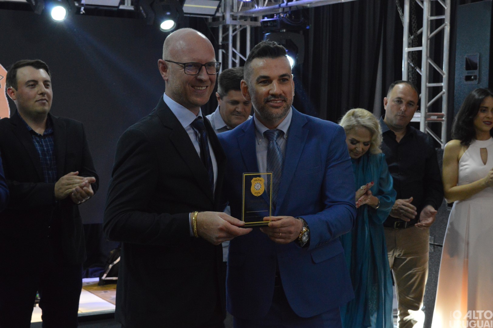 Baile Golden Night homenageia parceiros da Polícia Civil