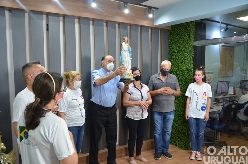 Vicentinos promovem momento de oração em entidades e meios de comunicação de FW