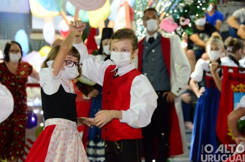 Apresentações do Centro Cultural 25 de Julho marcam noite do Frederico em Luz