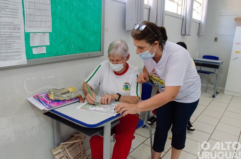 Pinhal: aluna de 86 anos dá exemplo de superação