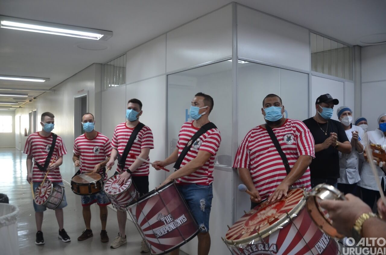 Carnavalescos de Iraí animam internados e funcionários do HDP