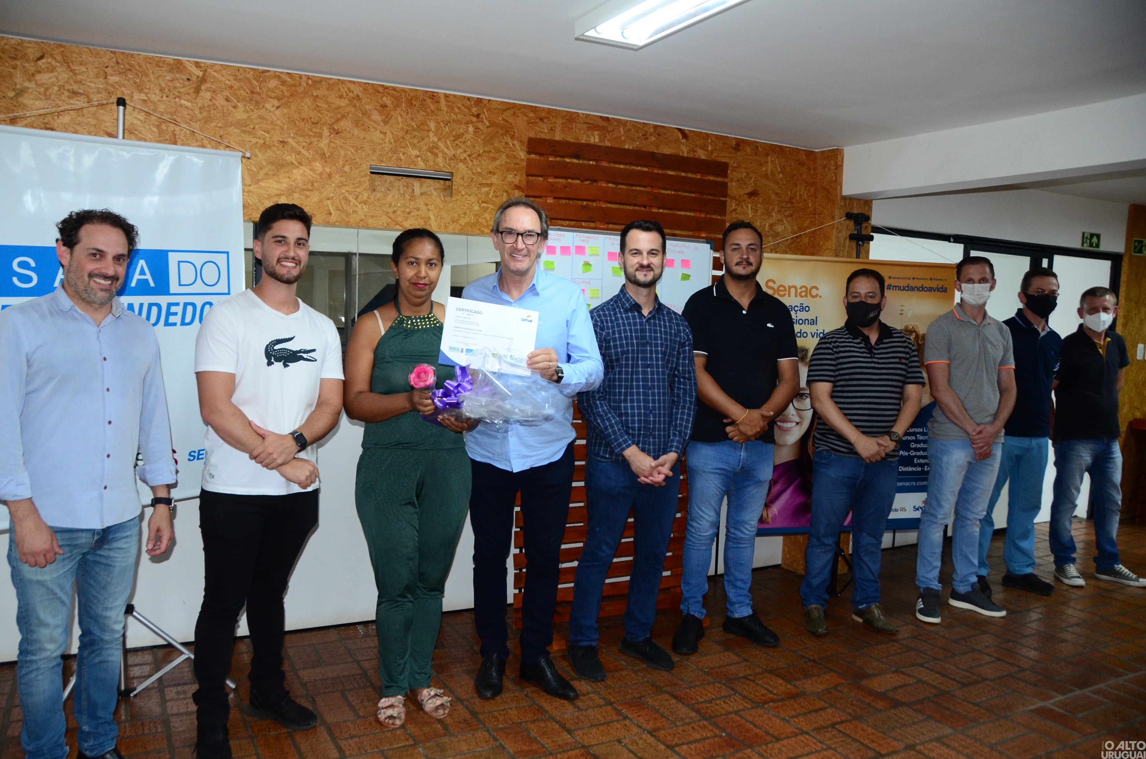 Alunos recebem certificado de curso de costura