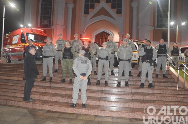 BM e Bombeiros de FW realizam homenagem a sargento morto em Caxias