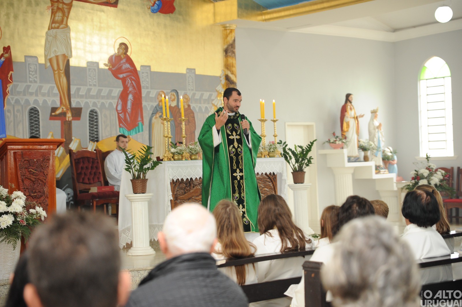 Fiéis participam da primeira missa de Gustavo Balestrin em FW