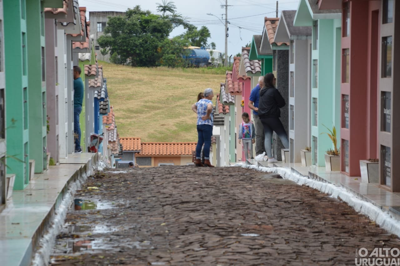 Centenas de pessoas homenageiam entes falecidos neste Dia de Finados
