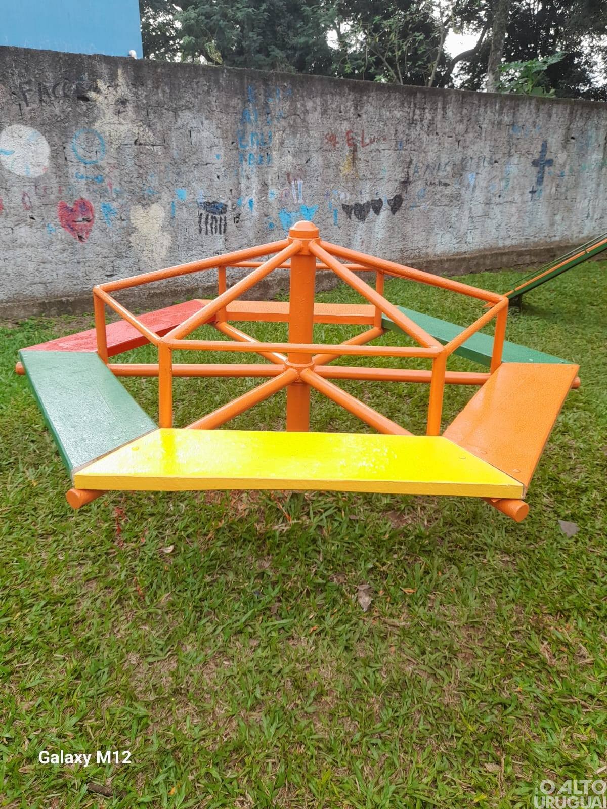 Recuperados brinquedos na pracinha da Escola Pedro Sarturi em Cristal do Sul