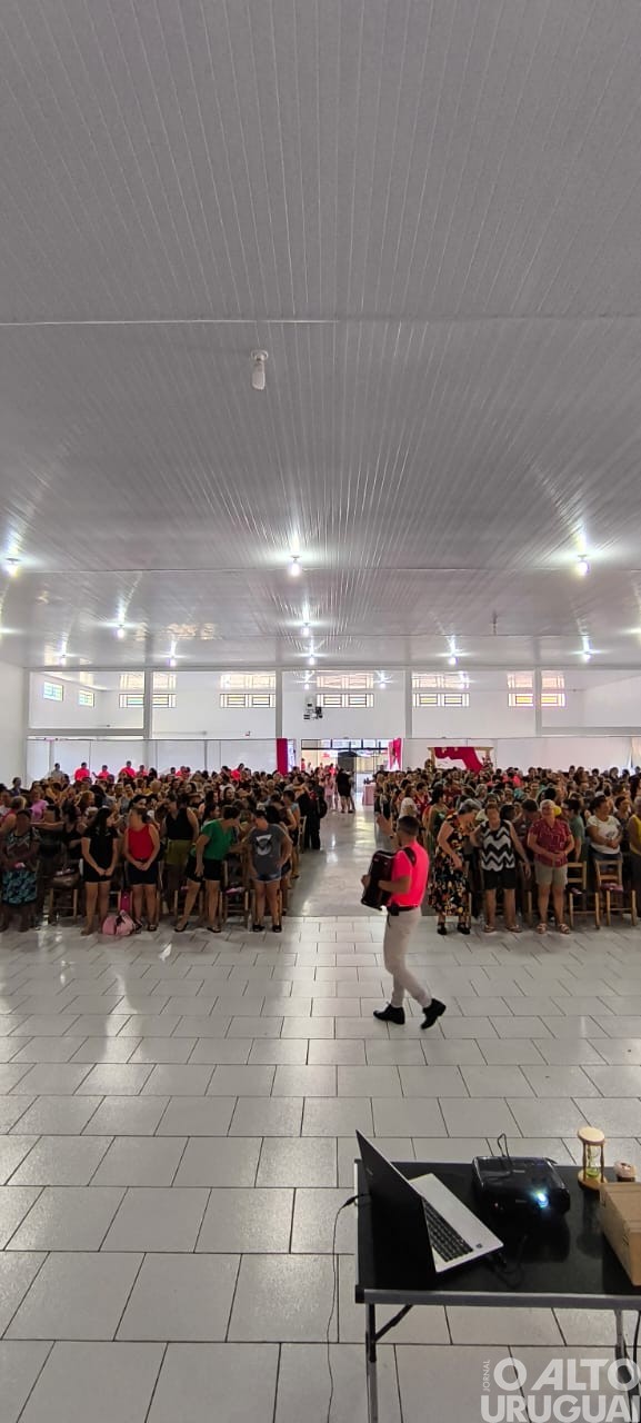 Mulheres lotam salão paroquial de Planalto