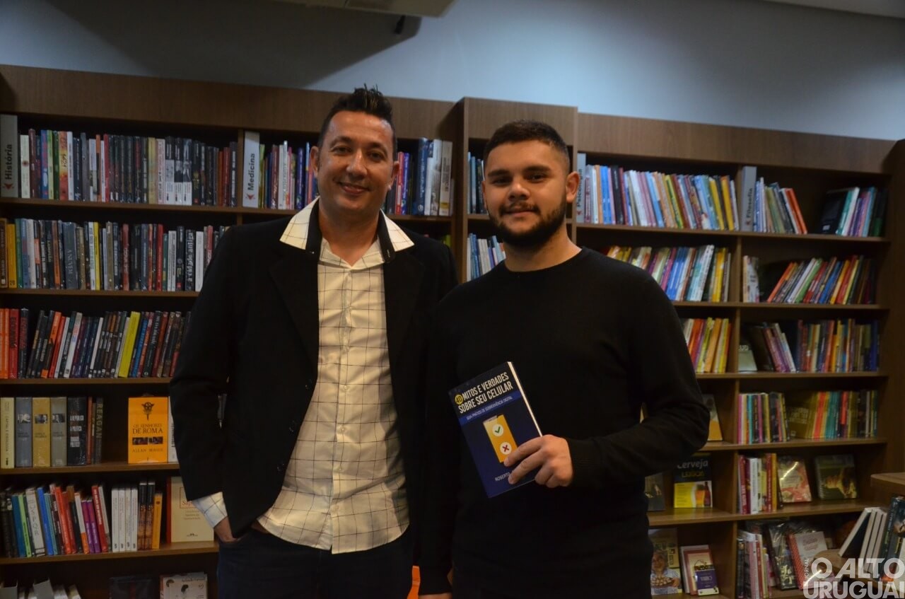 Professor Roberto Franciscatto lança livro pela Vitrola Editora