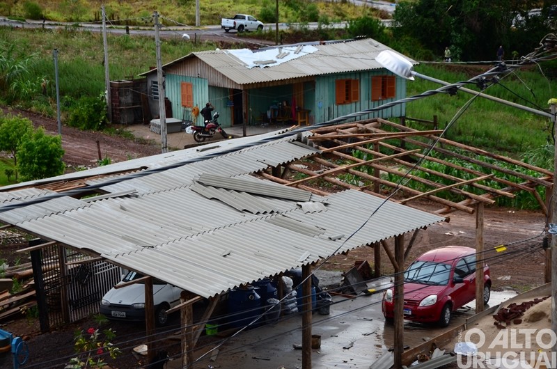 Vendaval causa estragos em Caiçara