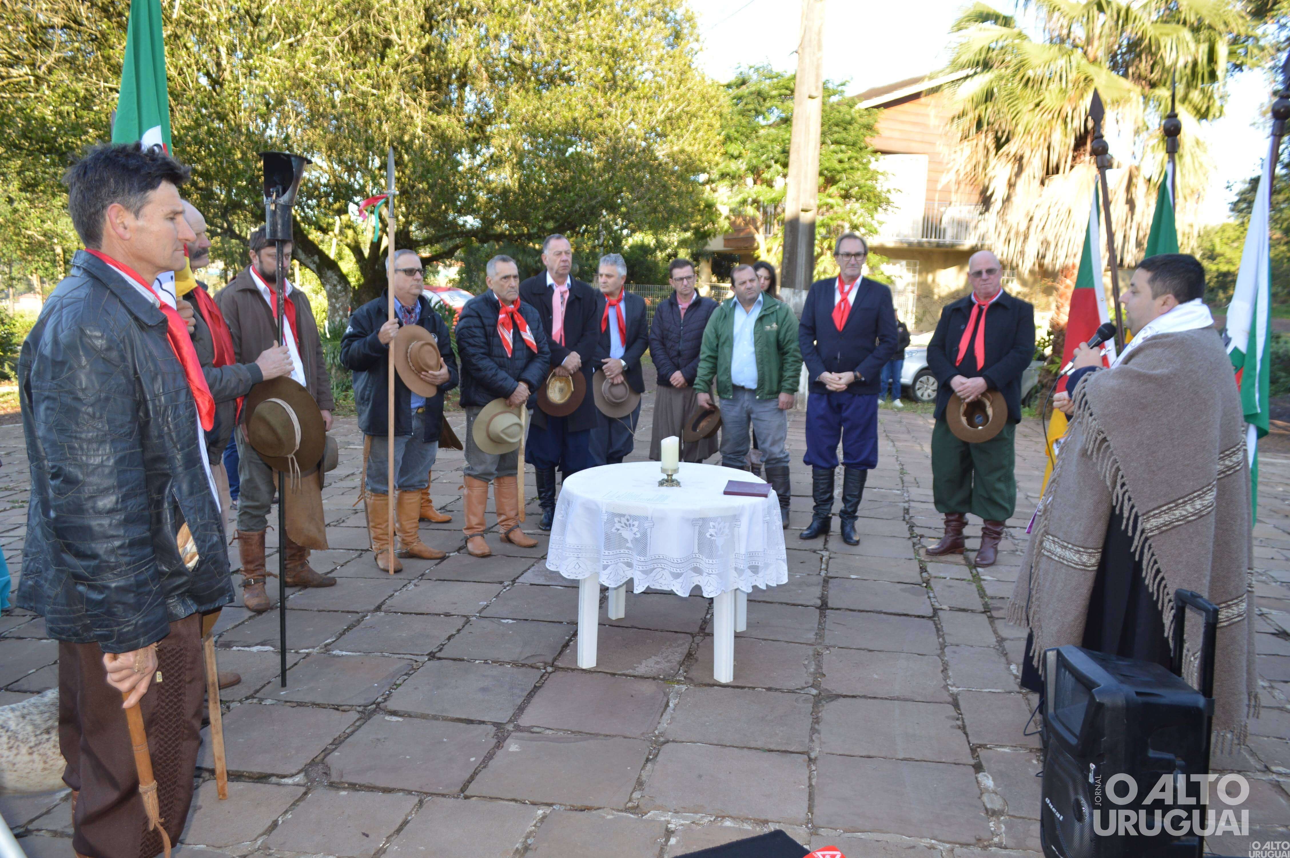 Cavalarianos de FW iniciam trajeto até Farroupilha com a Chama Crioula