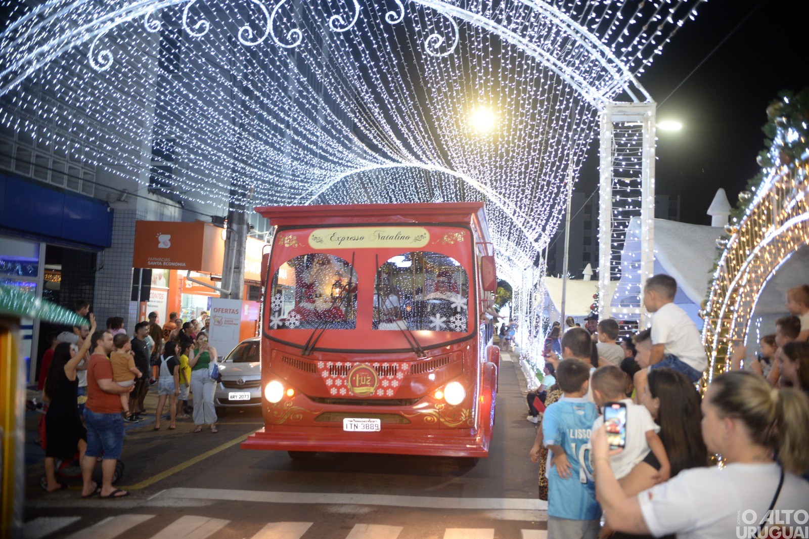 Ônibus Expresso Natalino e Trenzinho fazem parte do Frederico em luz 2024