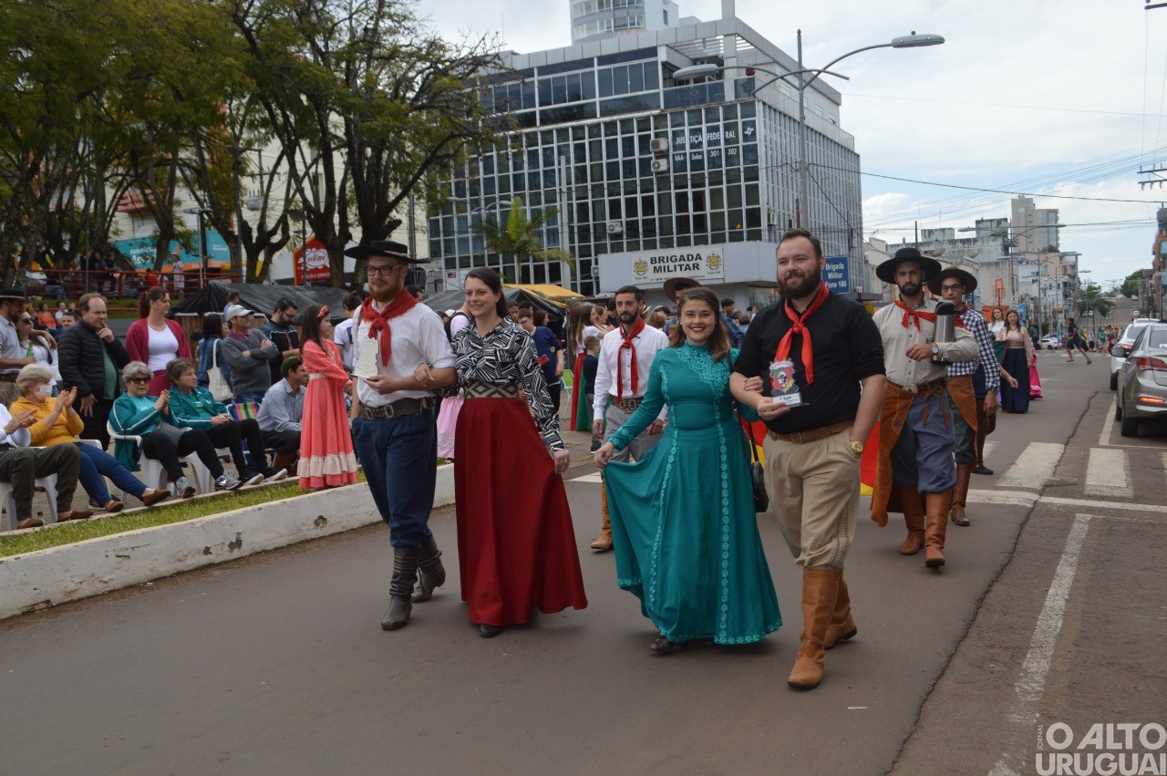 Desfile Farroupilha encerra festejos de FW