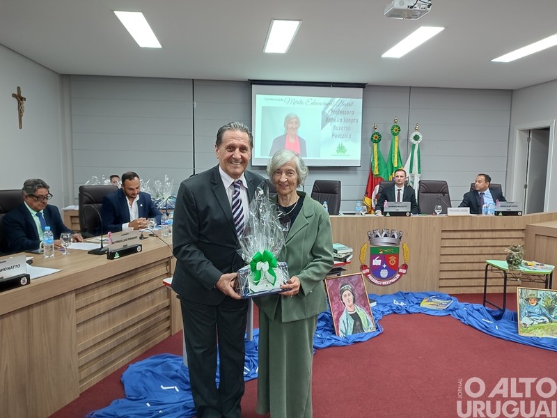 Poder Legislativo valoriza professores com a Condecoração Mérito Educacional Barril