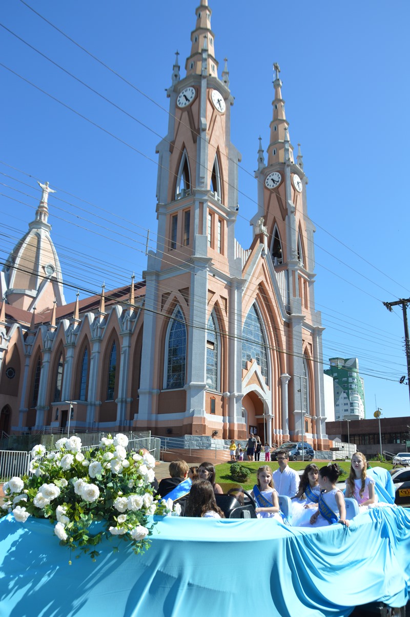 Festa de Nossa Senhora Aparecida reúne centenas de fiéis no bairro Aparecida