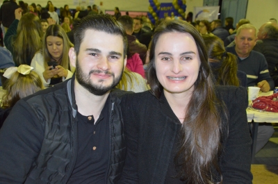 Jantar-dançante reúne grande público na linha Alto Alegre