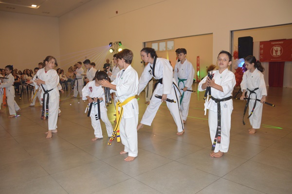 Rede Mestre realiza troca de faixas de Taekwondo