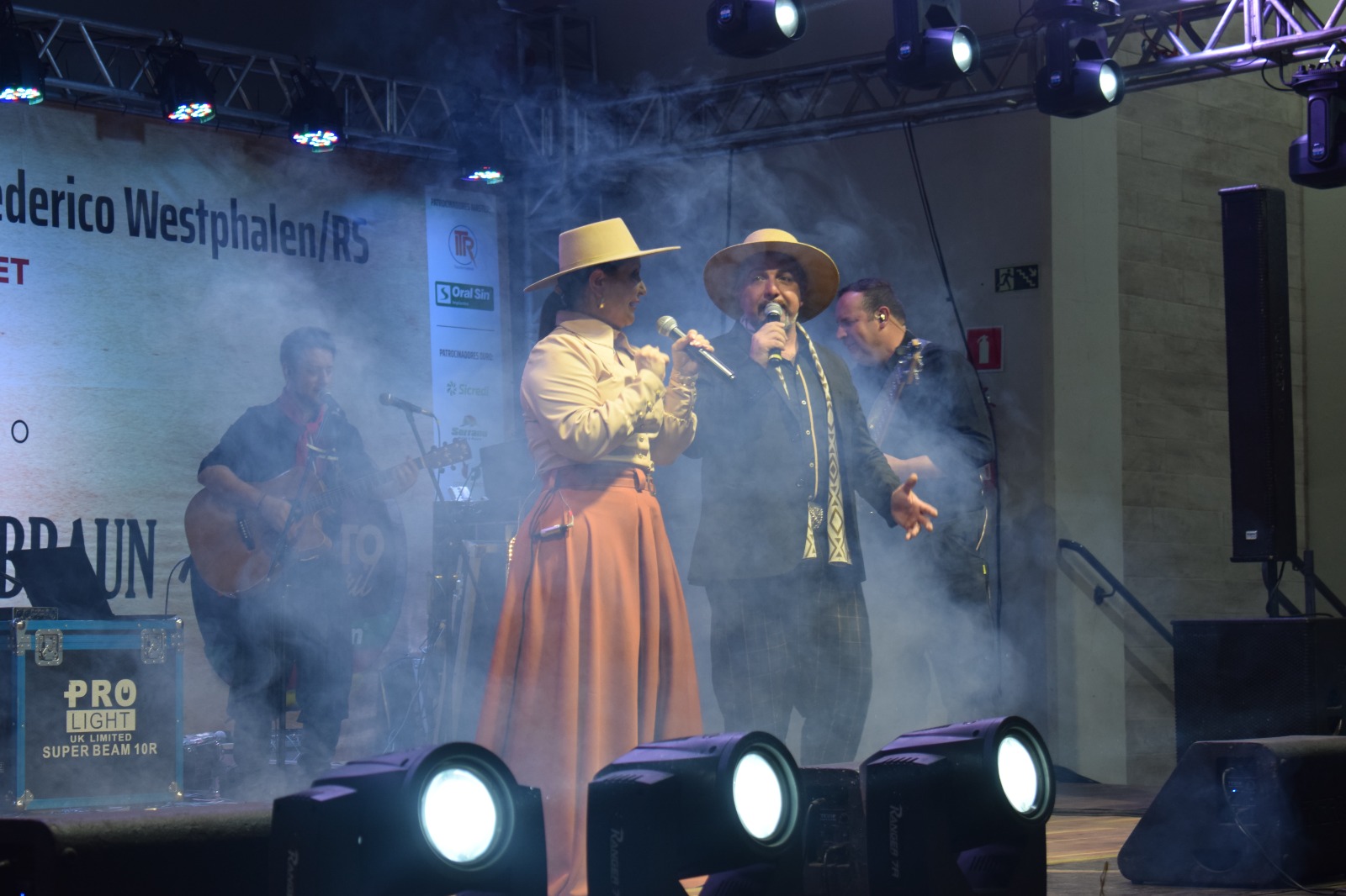 Analise Severo sobe ao palco do acampamento farrapo de FW