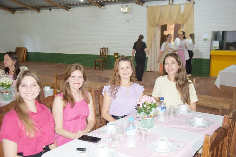 Chá em prol da Comunidade Bárbara Maix é realizado